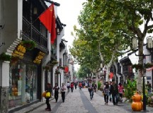 文旅业逐渐复苏，小长假补偿性消费初步显现